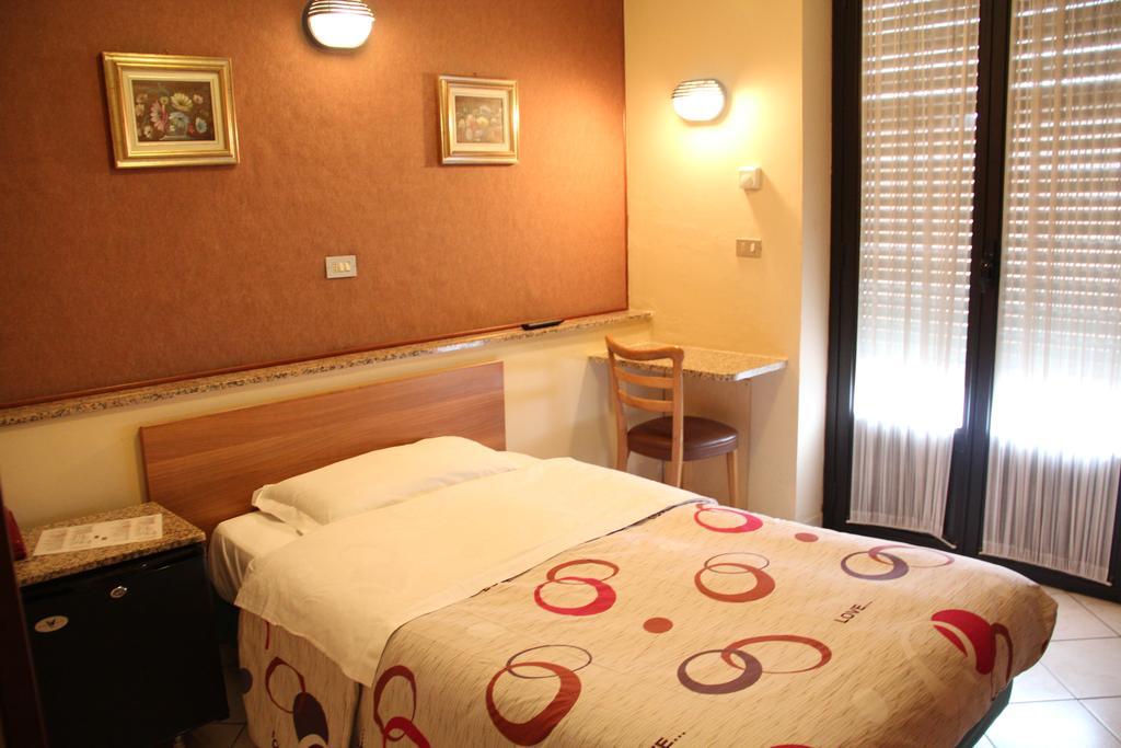 Hotel Persico Салуцо Стая снимка